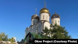 Храм с поврежденными куполами в Никольском