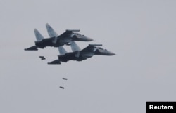 Российские самолеты Су-30СM во время российско-белорусских военных учений «Запад-2025» в небе возле города Борисов. Беларусь, 15 сентября 2025 года