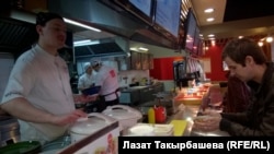 Moskvada Yapon restoranında qırğız işçilər