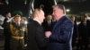 Эмамалі Рахмон сустракае Ўладзіміра Пуціна каля самалёта ў Душанбэ