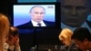 Ресей президенті Владимир Путиннің тікелей эфирі кезінде баспасөз орталығында отырған журналистер. 17 сәуір 2014 жыл.