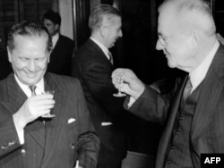 Josip Broz Tito i američki sekretar Džon Foster Duls na ostrvu Vanga 1955. godine
