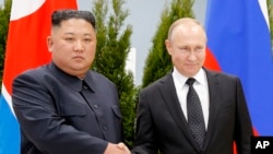 Президент России Владимир Путин (справа) и лидер Северной Кореи Ким Чен Ын во время встречи во Владивостоке, Россия, 25 апреля 2019 года
