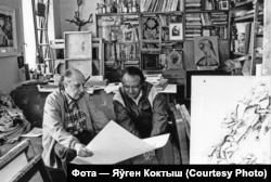 Мастак Арлен Кашкурэвіч і пісьменьнік Алесь Адамовіч. Фота Яўгена Коктыша