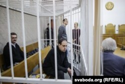 Падсудныя ў клетцы. Падчас суду 18 сьнежня 2017 году