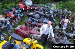 Славамір Хіневіч у акружэньні сваіх рарытэтаў