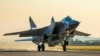 Російський винищувач МіГ-31 з ракетою «Кинжал» злітає з авіабази Хмеймім у Сирії. Фото 2021 року