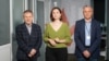 Victoria Coroban, gazda podcastului „Dincolo de știri”, alături de analiștii Nicolae Negru și Igor Boțan, în redacția Europei Libere de la Chișinău.
