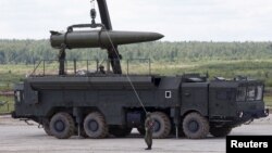 Загрузка ракетнага комплексу «Іскандэр», архіўнае фота