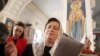 Иран христиандары шіркеуде жоралғысын өтепі тұр. Көрнекі сурет
