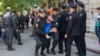 Полиция жастар ұйымының белсендісін ұстап жатыр. Әзербайжан, Баку, 6 мамыр 2014 жыл.
