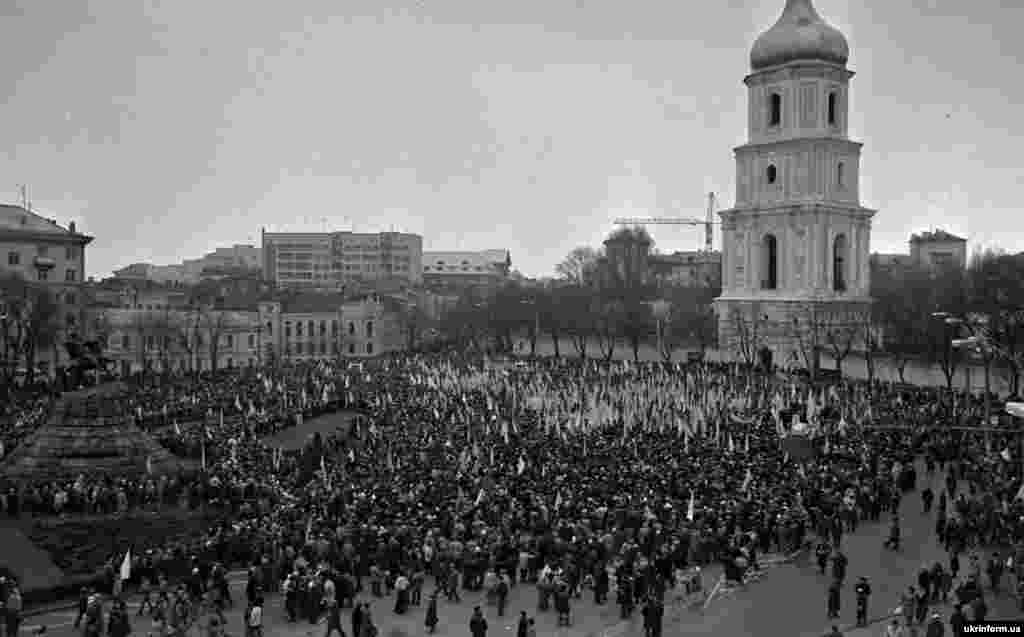 Дэманстрацыя ў Кіеве ў гонар 71-й гадавіны абвяшчэньня ў 1919 годзе Акту аб аб'яднаньні Украінскай Народнай Рэспублікі (УНР) і Заходне-Украінскай Народнай Рэспублікі (ЗУНР) у адзіную ўкраінскую дзяржаву, 21 студзеня 1990 году