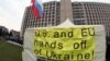 Донецк қаласындағы "АҚШ пен ЕО, қолыңды тарт Украинадан" деген плакат. 10 сәуір 2014 жыл. 