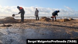 Уборка загрязенного мазутом песка на побережье Краснодарского края