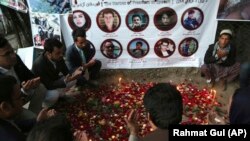 افغانستان: ځايي وګړي په کابل کې د ۲۰۱۸ز کال د مې میاشتې پر ۳، د وژلیو خبریالانو لپاره د پیرزوینې ډیوې بلې کړې دي