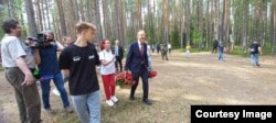 Журналисты провластных каналов на акции памяти в Сандармохе