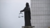 Türkmenistanyň Adalat ministrliginiň öňündäki heýkel. Aşgabat 