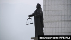 Türkmenistanyň Adalat ministrliginiň öňündäki heýkel. Aşgabat 