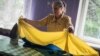 Қызметкер сайлау учаскесіне ілетін Украина туын үтіктеп жатыр. Донецк облысы, 22 мамыр 2014 жыл.
