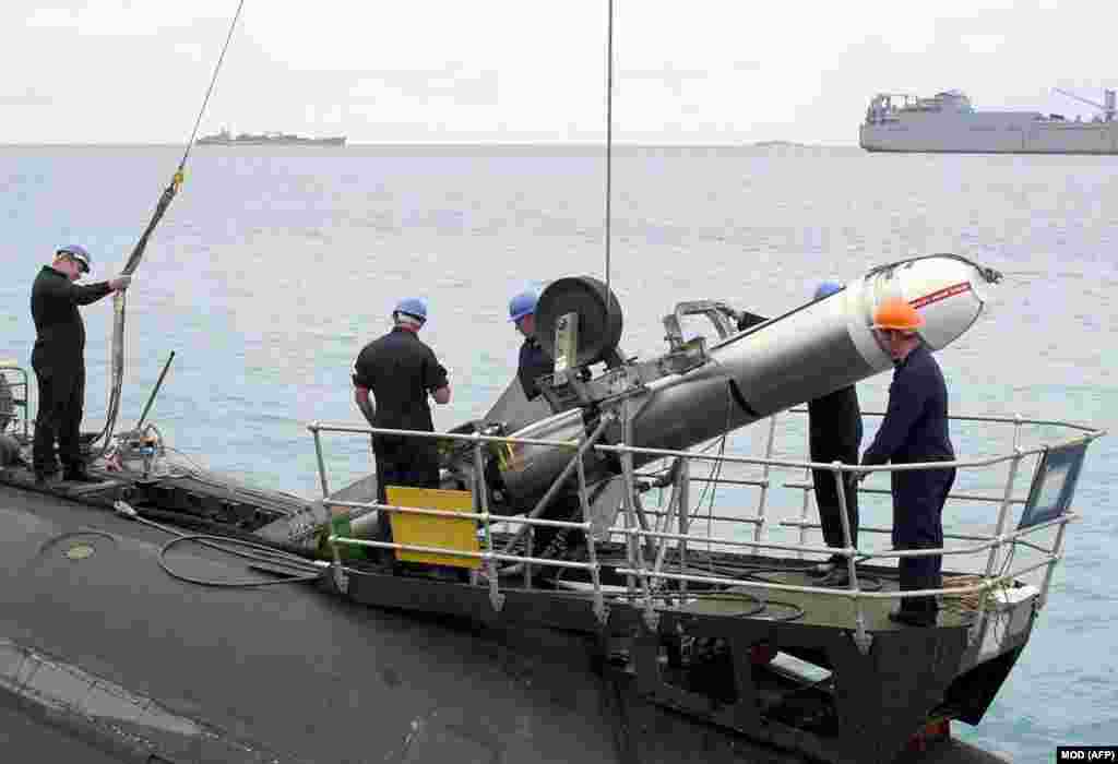 Военнослужащие ВМС Великобритании с ракетой «Томагавк» на военно-морской базе Индийского океана в ноябре 2001 года. Президент США Дональд Трамп выражает все большее разочарование Москвой из-за пробуксовки мирных переговоров. Как сообщается, разговоры о потенциальных поставках «Томагавков» были возобновлены недавно на фоне стремления Белого дома заставить Кремль «почувствовать боль» от развязанной им войны против Украины