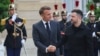 Президент Франции Эмманюэль Макрон (слева) и президент Украины Владимир Зеленский на саммите "Коалиции желающих". Париж, Франция, 4 сентября 2025 года