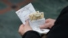 Consumatorii casnici vor primi compensații la plata curentului și pentru lunile septembrie și octombrie  