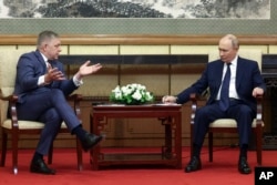 Во время этой встречи в Пекине российский президент заявил словацкому премьеру, что Москва не против членства Украины в ЕС. 2 сентября 2025 года