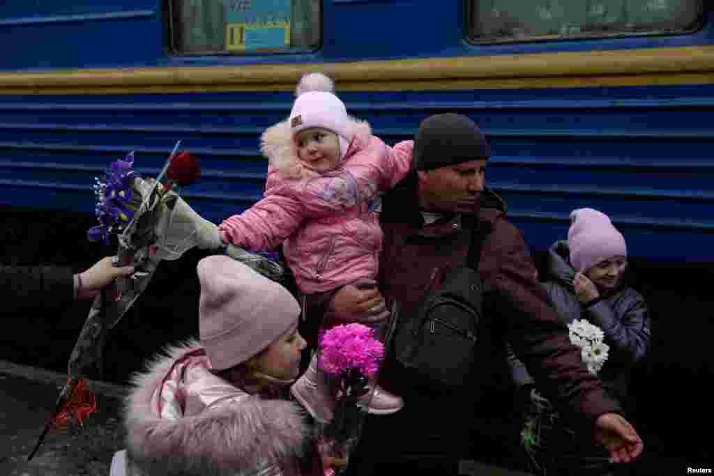 З 24 лютага 2022 мільёны ўкраінцаў вымушана пакінулі свае дамы, большасьць зь іх — жанчыны і дзеці. Звыш 3 мільёнаў ўкраінскіх дзяцей прыпынілі навучаньне