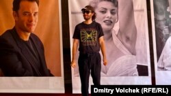 Данила Ткаченко у фоторабот Грациано Аричи на выставке "Статичное кино"