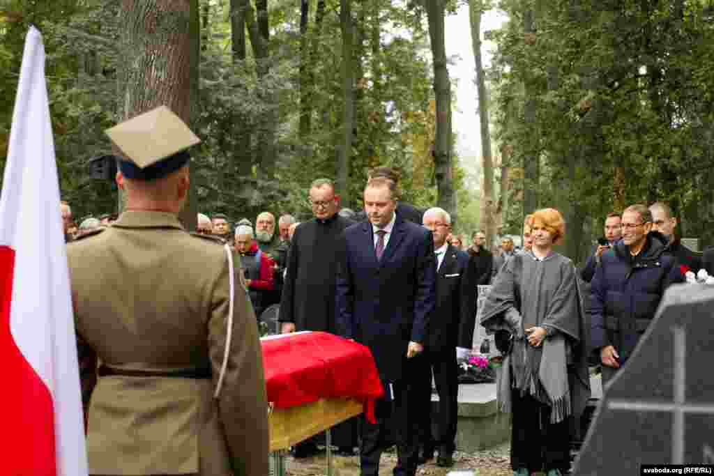 Пасьля разьвітаньня з прахам Караль Наўроўцкі перадаў сьцяг з труны 81-гадоваму сыну Сяргея Пясэцкага Ўладыславу Тамашэвічу (на фота першы справа)